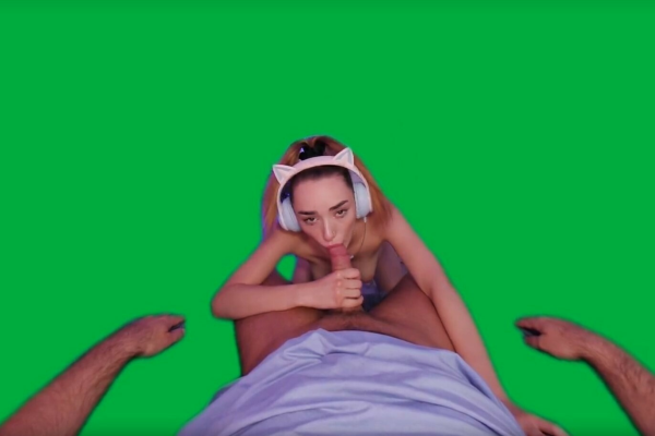 Alice Zaffyre in Erotic VR Gaming Thrill - Image 2