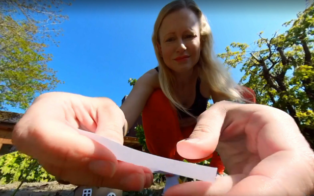 Giantess Maria zertritt ein ganzes Dorf - Image 1