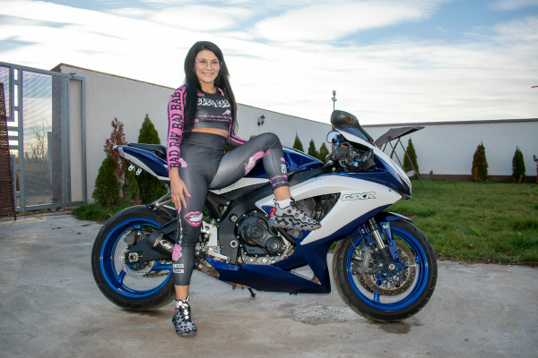 Petite Annie - Squirt all over my bike - Image 1