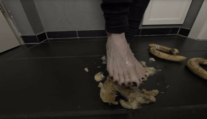 Sabdeluxe Outdoor Footdate - Intense 8K VR Tease - Image 4