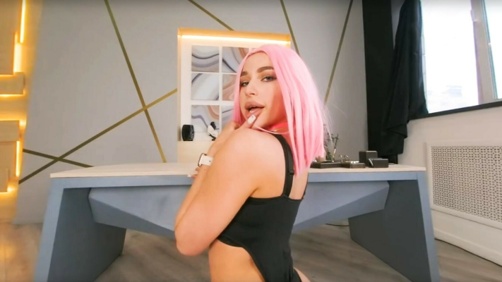 Mary's Sizzling Office Seduction in VR - Image 5