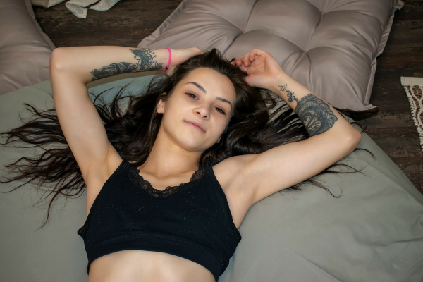 Zoe Foxxy - Amateur brunette teen plays her pussy like a banjo - Image 1