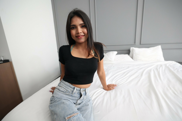 Yuyi Seduces on Thai Beach in Hot VR Action - Image 1